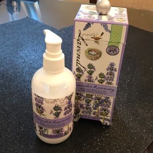 👗🛍Lavender lotion w decorative box